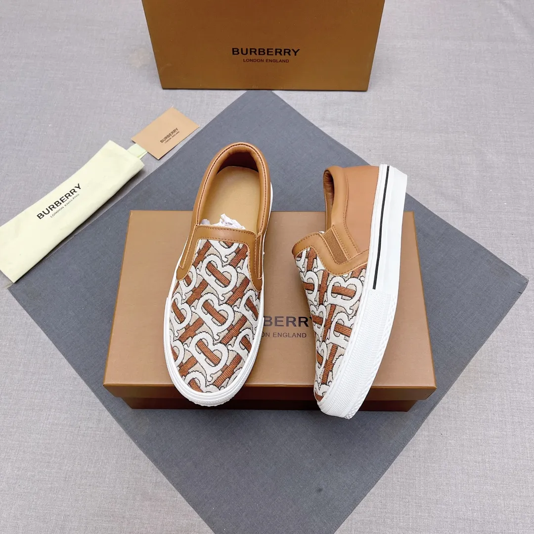 ◾️▫️P360. B's 2023 spring and summer new product, men's classic low-top slip-on sneakers, made of classic retro B's printed canvas material, spliced ​​with layered calfskin, and decorated with a new brand logo. First-layer cowhide lining, embossed Burberry logo on the heel, and original TPU outsole! Size: 38-45 No. 004